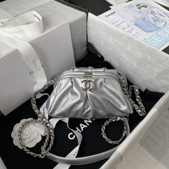 Chanel Cloud Bag Evening Bag in Lambskin 22cm