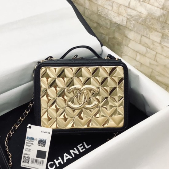 Chanel Vanity Case In Mirror And Lambskin 18cm
