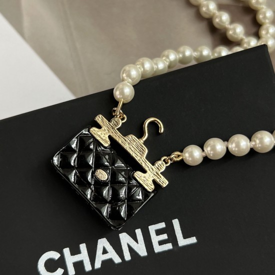 Chanel Necklace in Metal Resin And Glass Pearls