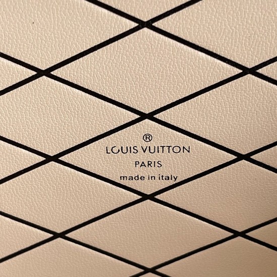 LV Petite Malle In Epi Grained Cowhide Leather With Contrasting Smooth Leather Trims 20cm